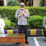 Kapolres Kediri Kota, AKBP Miko Indrayana saat memberi arahan kepada anggotanya. (foto: ist).