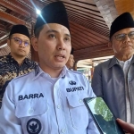 Bupati Mojokerto didampingi jajaran pejabat terkait saat peresmian Jalan Dusun Kelompok, Desa Mojogebang, Kecamatan Kemlagi.