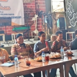Dr. Nor Salam (tengah) saat menceritakan kiprah Mahfud MD di perpolitikan Indonesia.