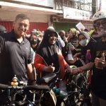 Wali Kota Kediri Abdullah Abu Bakar (kiri) bersama warga saat bersepeda. Foto: Ist.