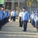 Bupati Sambari ketika memeriksa peserta apel. foto: SYUHUD/ BANGSAONLINE