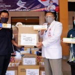 Penyerahan paket vitamin dan APD kepada tenaga kesehatan (nakes) di Rumah Sakit dr Saiful Anwar Malang atau RSSA Malang dalam rangka pra-Konferwil AMSI Jatim.