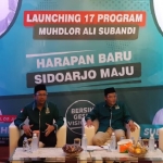LAUNCHING: Gus Muhdlor-Subandi saat peluncuran 17 Program Kerja, di Posko Pemenangan, Perum Taman Pinang, Jumat (2/10). foto: MUSTAIN/ BANGSAONLINE