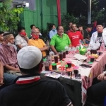 Calon Wali Kota Pasuruan Nomor Urut 2, Raharto Teno Prasetyo (kanan) saat mendengarkan aspirasi warga Perumahan Keraton Indah dalam acara cangkrukan.