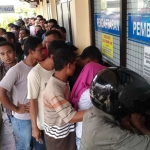 Warga rela berdesakan ketimbang merasakan naiknya tarif. foto: SUWANDI/ BANGSAONLINE