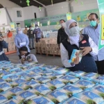 Gubernur Jawa Timur Khofifah Indar Parawansa saat meninjau lumbung pangan Jatim di Jatim Expo Jalan A Yani Surabaya. foto: ist/ bangsaonline.com