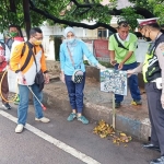 DLH Kota Probolinggo saat menggelar clean up dengan mengajak mitra lingkungan hidup.