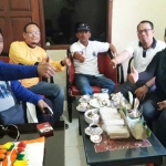 Ahmad Nurhamin bersama Ketua Demokrat Eddy Santoso, Ketua PDIP Siti Muafiyah, Ketua PAN Khamsun dan Ketua PPP Ahmad Nadir. foto: SYUHUD/ BANGSAONLINE