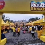TEMPAT NGABUBURIT: Suasana Pasar Ramadan IM3 di area parkir Mal Suncity Sidoarjo, Jl Pahlawan, Kamis (30/3/2023). foto: MUSTAIN/ BANGSAONLINE.com