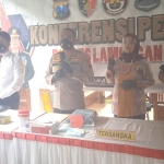 Kapolres AkBP Miko Indrayana (tengah) saat konferensi pers terkait kasus pencabulan di Mapolres Lamongan.