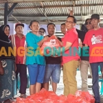 Ketua DPC PDIP Kabupaten Kediri, Murdi Hantoro, saat menyerahkan bantuan kepada salah satu warga korban bencana di Desa Besowo. Foto: MUJI HARJITA/BANGSAONLINE