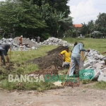 Sejumlah pekerja mulai melakukan pembangunan kios di Desa Pulo Lor, Kecamatan/Kabupaten Jombang, Jumat (16/12). foto: ROMZA/ BANGSAONLINE 