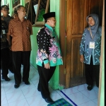 Bupati Madiun H Muhtarom, bersama tim monitoring Ujian Sekolah Berstandar Nasional (USBN) melakukan sidak ke beberapa sekolah SD/MI di Kabupaten Madiun yang sedang melaksanakan ujian