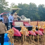 Presiden Republik Indonesia, Prabowo Subianto, saat mencoba mesin panen jagung dalam kunjungan di Tuban.