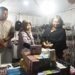  Wali Kota Kediri Zanariah saat keliling dan melarisi dagangan yang dijual, pada Festival Pasar Rakyat Mojoroto.