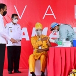 Presiden Jokowi meninjau pelaksanaan vaksinasi COVID-19 massal, di PT Bintan Inti Industrial Estate (BIIE), Kabupaten Bintan, Kepri, Rabu (19/05/2021). (Foto: BPMI Setpres/Muchlis Jr)