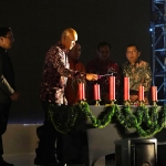 Direktur Keuangan dan Manajemen Risiko SIG Andriano Hosny Panangian saat prosesi penyalaan lilin natal. Foto: Ist.