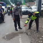 Personel dari Satlantas Polresta Sidoarjo saat olah TKP kecelakaan truk di Jalan Raya Seruni.
