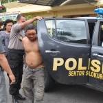 BABAK BELUR. Ketahuan curi motor, residivis ini babak belur dihajar massa. Nampak pelaku saat diamankan polisi. foto : aries sugiarto/bangsaonline