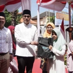 Bupati Tuban, Aditya Halindra Faridzky secara simbolis memberikan santunan pada penerima manfaat. (Ist)