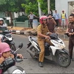 Pengendara saat menerima stiker dari jajaran Kejari Tuban.