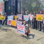 Sejumlah warga menggelar demo di Kantor Kejari Bangil menuntut kasus korupsi BOP Kemenag diusut tuntas.