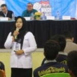 Ketua Karang Taruna Kabupaten Probolinggo, Yunita Nur Laili saat menyampaikan paparan dalam dialog interaktif yang digelar Bakesbangpol.