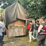 Petugas dari Polres Probolinggo Kota saat mengamankan truk berisi miras.
