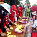 Warga saat makan buah sepuasnya di Festival Buah Desa Latukan.