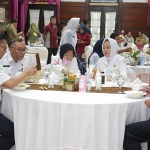 Kepala BMKG Dwikorita Karnawati dan jajaran kepala stasiun BMKG Jawa Timur saat berkunjung ke rumah dinas Wali Kota Surabaya.
