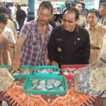 Bupati Trenggalek DR. Ir Mulyadi (baju hitam) saat berbincang dengan salah satu pengusaha batu mulia. foto: herman/BANGSAONLINE