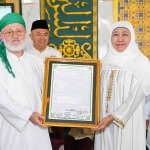 Khofifah Indar Parawansa bersama Syeikh Prof Dr Mohammad Fadhil Al Jailani di Masjid Nasional Al Akbar Surabaya.
