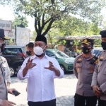 Bupati Gresik Gus Yani didampingi Kapolres AKBP Arief Fitrianto saat menjelaskan penerapan PPKM Darurat di Gresik. foto: SYUHUD/BANGSAONLINE