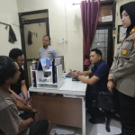 Kedua pelaku saat diperiksa di Polsek Mulyorejo