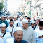 Bupati Gresik Fandi Akhmad Yani berbaur bersama jemaah yang menghadiri Haul Habib Abu Bakar. FOTO: SYUHUD/ BANGSAONLINE