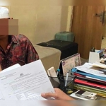 Tersangka saat dimintai keterangan di Mapolres Pamekasan.