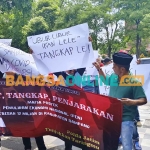 Aktivis yang tergabung dalam Jaringan Antirasuah Jawa Timur saat melakukan demo di Mapolda Jatim. Foto: MUTAMMIM/BANGSAONLINE