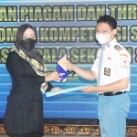 Bupati Mojokerto, Ikfina Fahmawati, saat menyerahkan piagam dan trofi kepada juara LKS SMK Tingkat Nasional di Pendopo Graha Maja Tama.