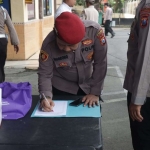 Personel unit Jatanras Satreskim Polres Sampang saat menjalani tes urine. (dok. Ist)