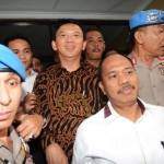 Gubernur DKI Jakarta non-aktif, Basuki Tjahaja Purnama (Ahok) tersenyum saat keluar dari Gedung Rupatama Mabes Polri, Jakarta, Senin (7/11).