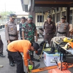 Petugas gabungan saat mengecek kesiapan logistik penanganan kebencanaan di Sampang. Foto: Ist