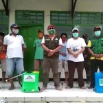 Warga Perum Gili Anyar dan perwakilan Puskesmas Kamal saat hendak melakukan penyemprotan disinfektan.