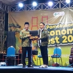 Ketua Umum BPC HIPMI Pamekasan, Ach. Kusyairi dan Bupati Pamekasan Kholilurrohman dalam acara pembukaan  Economic Fest 2026, Senin (1/6/2026) malam. Foto: Dim/bangsaonline