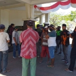 Warga dan anggota ormas Pemuda Pancasila saat menunggu proses mediasi dengan RS BDH Surabaya. foto: NANANG/ BANGSAONLINE 