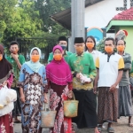 Muda-mudi Desa Petung yang tergabung dalam IPNU-IPPNU MA NU saat membagikan masker. foto: ist.