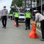 Petugas Satlantas dan Dishub Kota Batu menata water barrier di sepanjang Jalan Sultan Agung agar tak digunakan parkir kendaraan.