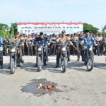 Bupati, Wabup, Kapolres, dan Dandim Gresik foto bersama di atas motor trail. foto: SYUHUD/ BANGSAONLINE