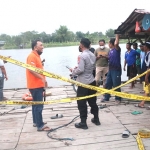 Tim SAR saat melakukan pencarian korban yang tercebur di Sungai Brantas, Iswahyudi.