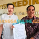 Akson Nul Huda (kanan) penasihat hukum Cafe AR KTV, bersama kliennya, Dicky Soeharto. Foto: MUJI HARJITA/BANGSAONLINE