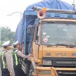 Petugas dari Polres Madiun Kota saat menginatkan pengemudi truk.